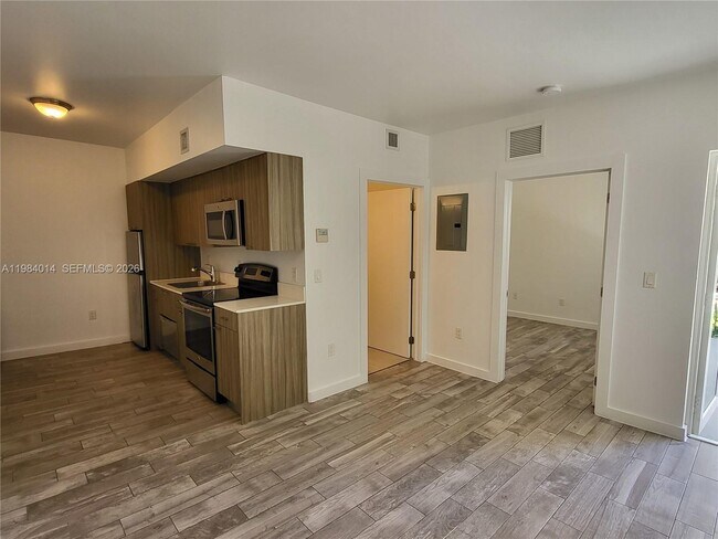 Building Photo - 557 Michigan Ave