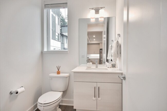 Building Photo - Stunning Modern Townhome in Sammamish!