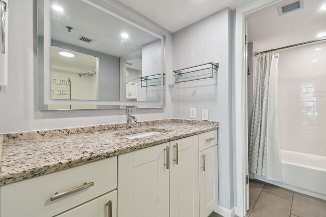 Building Photo - Charming 1 Bed, 2 Bath Condo in the Vibran...