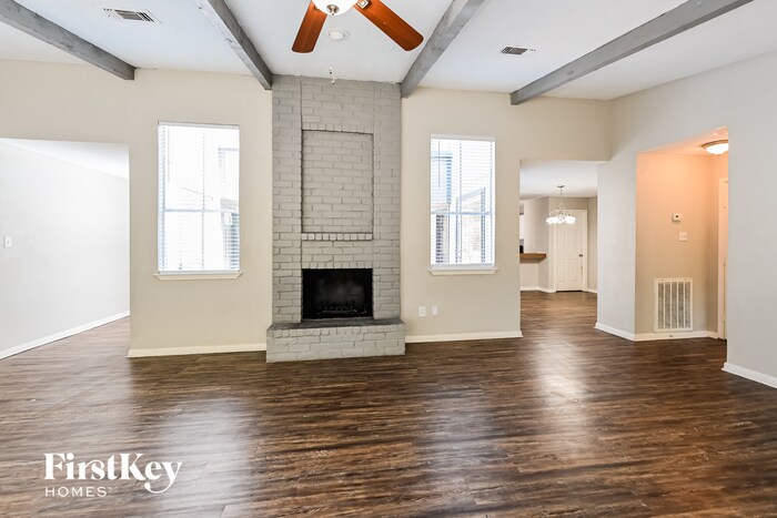 Building Photo - 15827 Pine Mountain Dr
