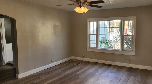 Building Photo - 2527 N Pierce Ave