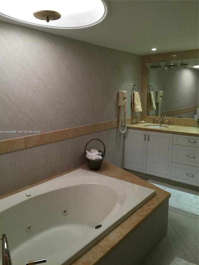 Building Photo - 1121 Crandon Blvd