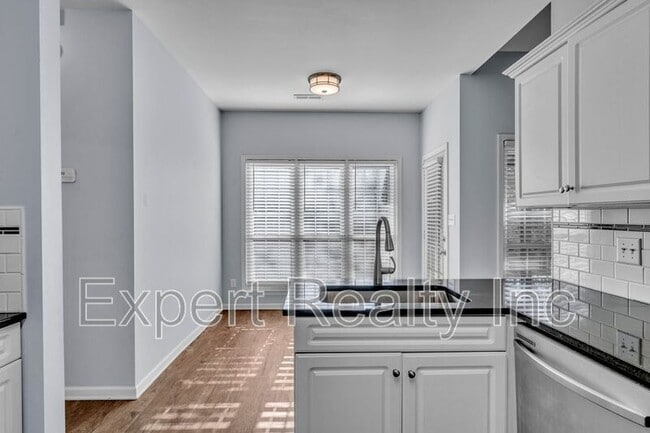 Building Photo - 8235 Wynwood Dr