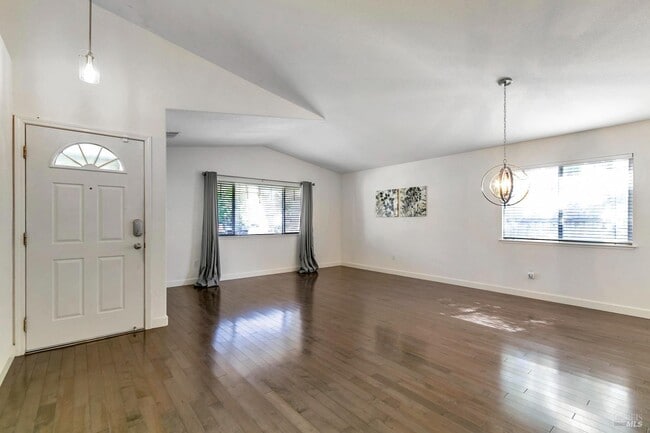 Building Photo - 3257 Vista Del Lago Way