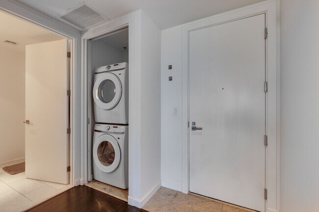 Building Photo - 4471 Dean Martin Dr