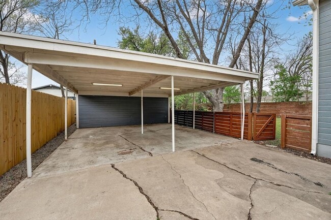 Building Photo - 806 E 3rd St