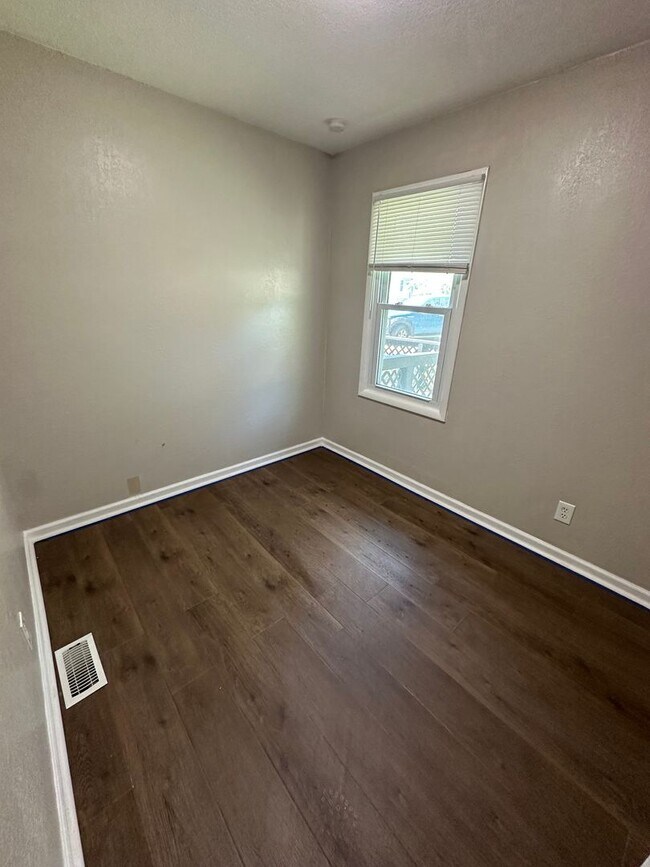 Building Photo - 4 bed 1 bath