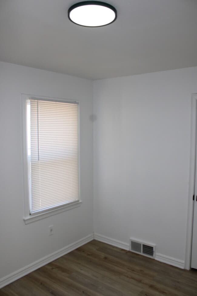 Building Photo - Cozy 2-bedroom, 1 full bath with vanity home located in Kansas City, MO