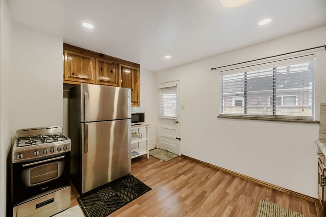 Building Photo - Cozy 2 bed/1 bath near Wash Park! Available NOW!