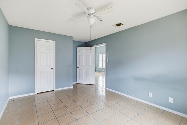 Building Photo - 7627 Windsor Oaks