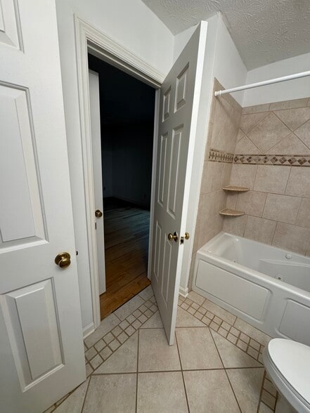 Building Photo - 1112 Greywood Dr