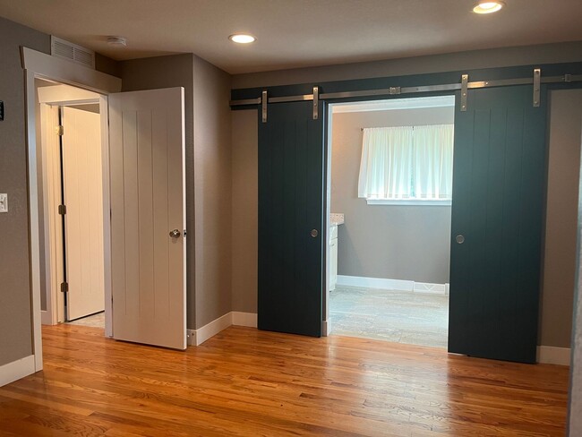 Building Photo - Beautiful 2 Bedroom + 2 Bonus Rooms, 3 Bat...