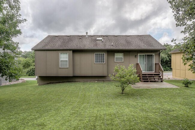 Building Photo - 612 NE Topaz Dr