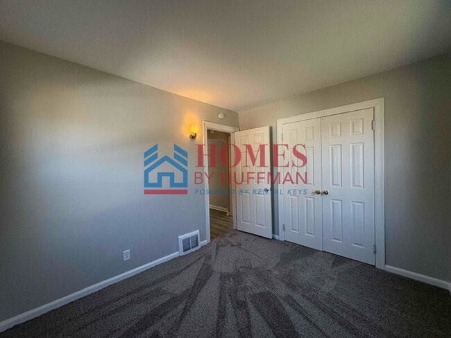 Building Photo - Three Bedroom House | Fenced Yard | Norths...