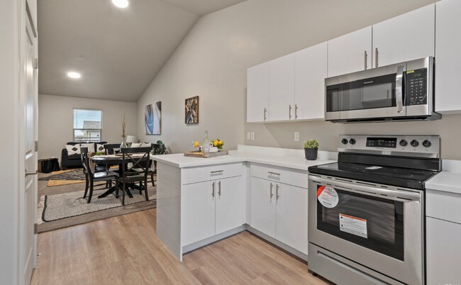 Building Photo - Fantastic Top floor unit.