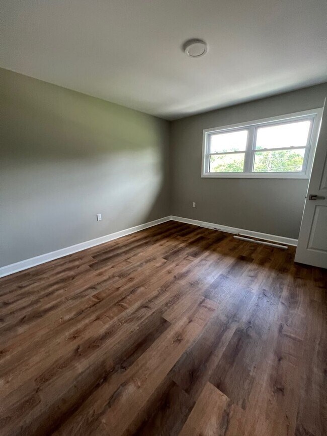 Building Photo - 2 Bedroom/1.5 Bath Townhouse Kingsport TN