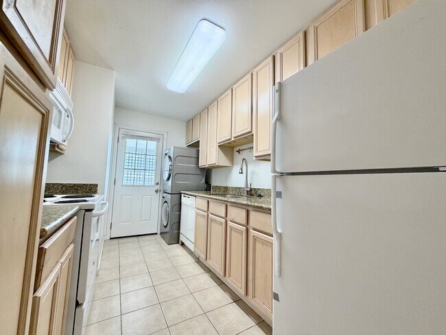 Building Photo - 2126 Banks St