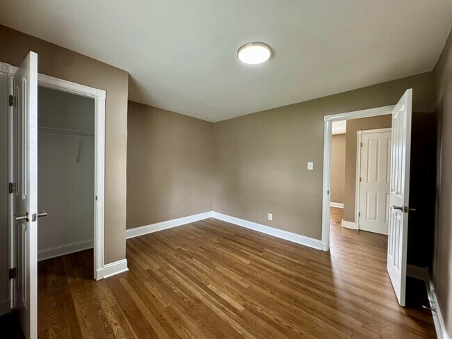 Building Photo - 2564 Millbrook Dr