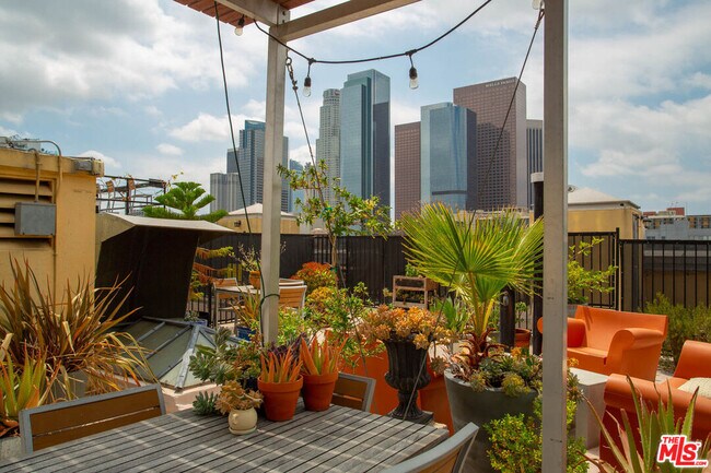 Building Photo - 108 W 2nd St