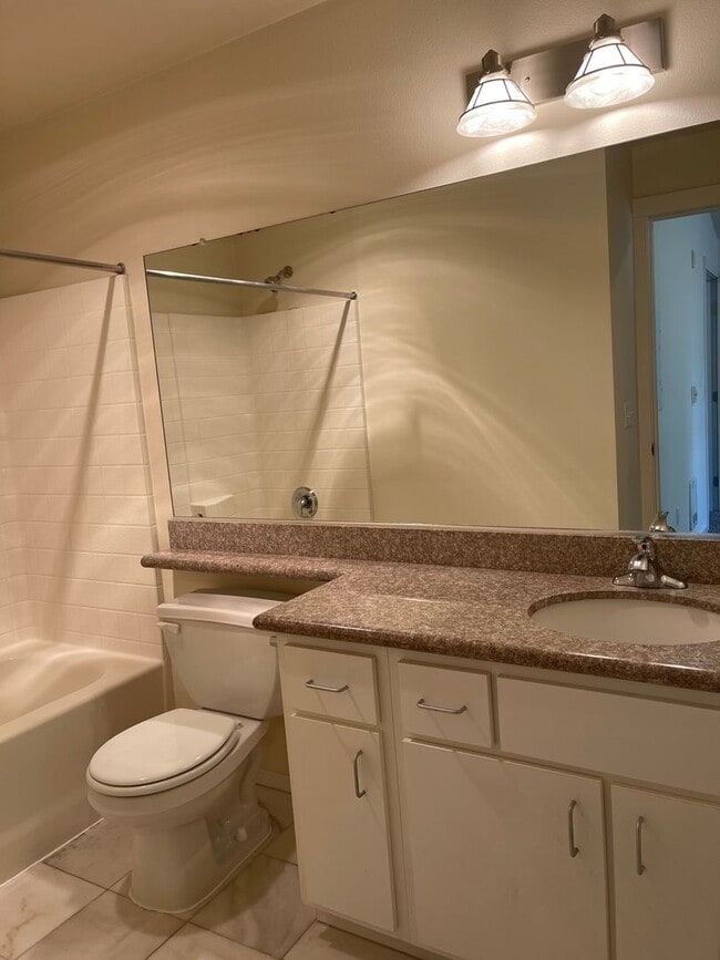 Building Photo - Beautiful Condo off Ellsworth!