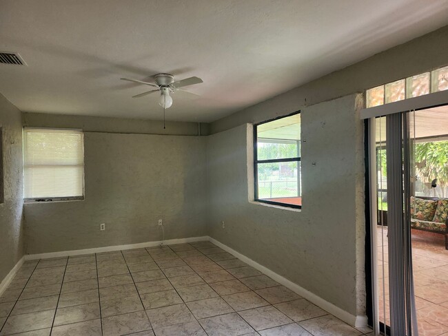 Building Photo - Single Family 3 bedroom 2 bath Must See