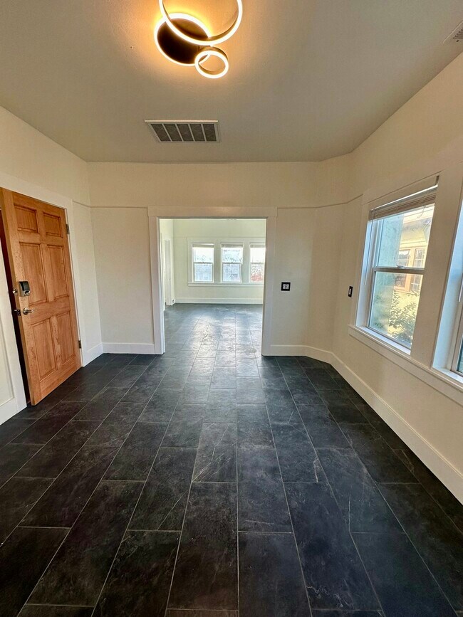 Building Photo - 444 40th St