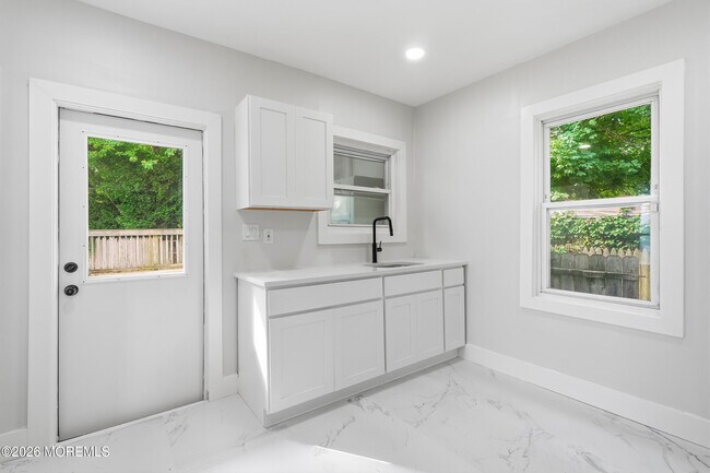 Building Photo - 236 Seaview Ave
