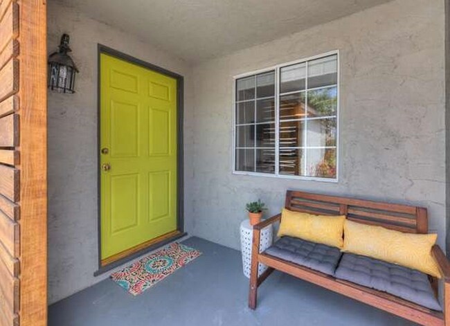 Building Photo - Beautifully Remodeled Home in Fantastic Westside Village/Palms location