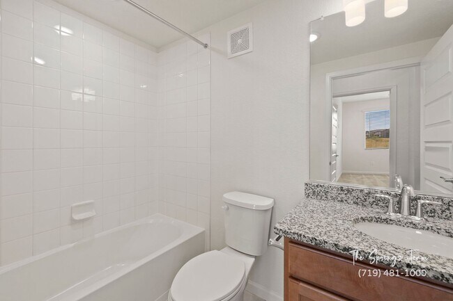 Building Photo - MODERN LUXURY 2BD/2BA/2CAR CONDO in Briargate