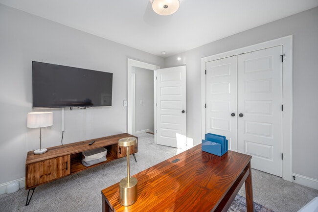 Building Photo - 303 Spruce St