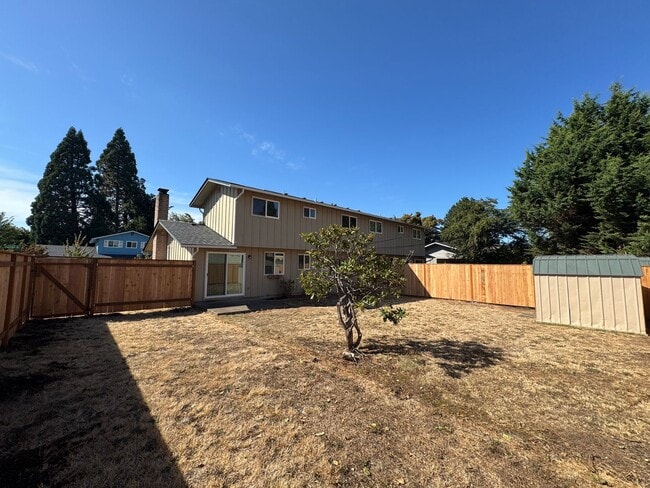 Building Photo - 3 Bedroom Duplex off Gilham Rd.