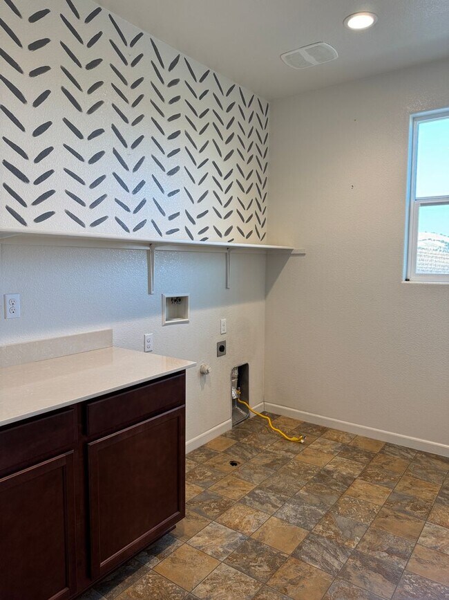 Building Photo - NOW AVAILABLE!! BEAUTIFUL HOME IN GATED COMMUNITY OF PATTERSON