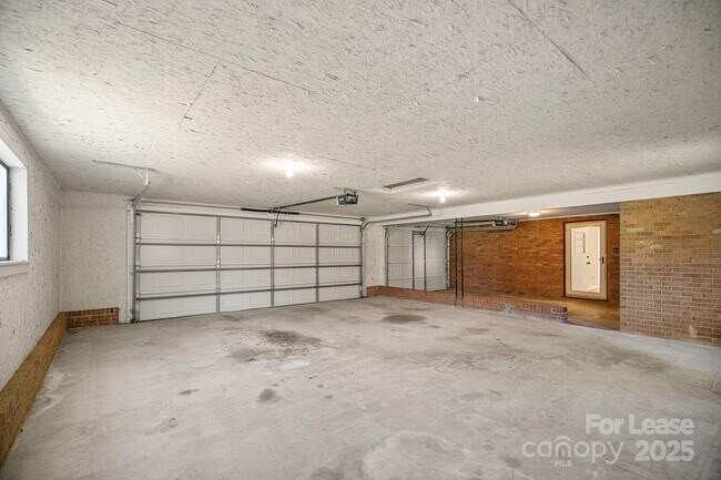 Building Photo - 540 Hoover Rd