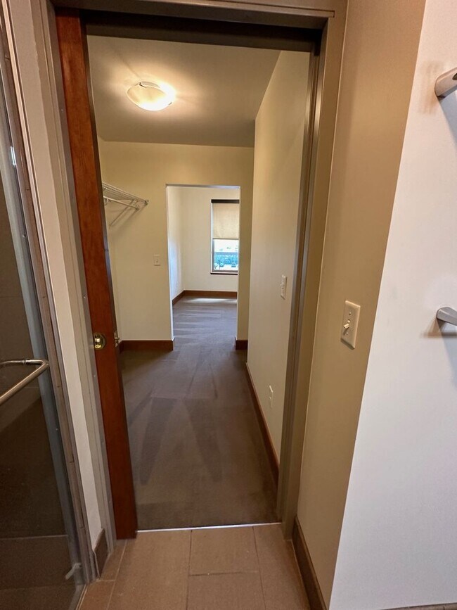 Building Photo - Blue Earth Place-One Bedroom available