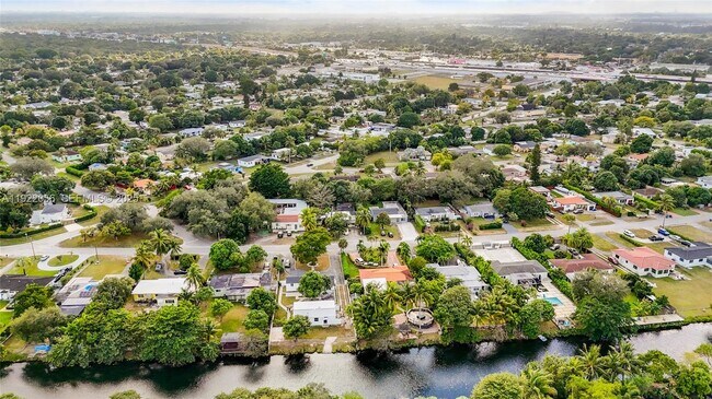 Building Photo - 201 S Biscayne River Dr