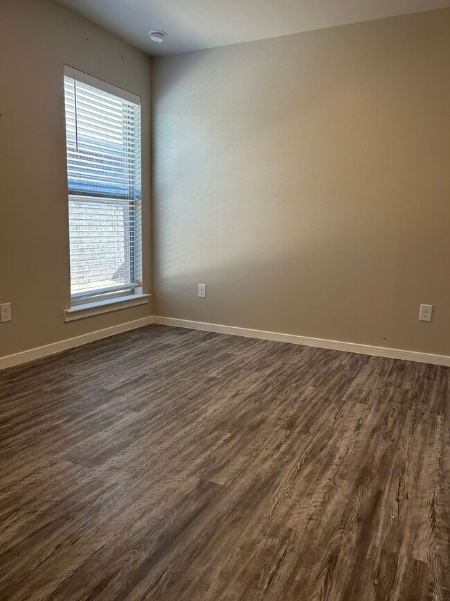 Building Photo - 3 bed 2 bath Duplex  Available 9/10!