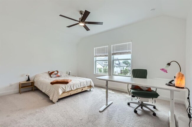 Building Photo - 542 Round Vly Trl