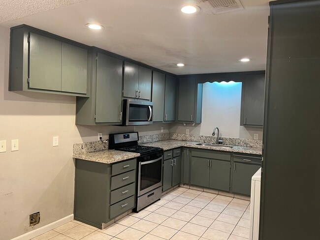 Building Photo - 6871 Beth Cir