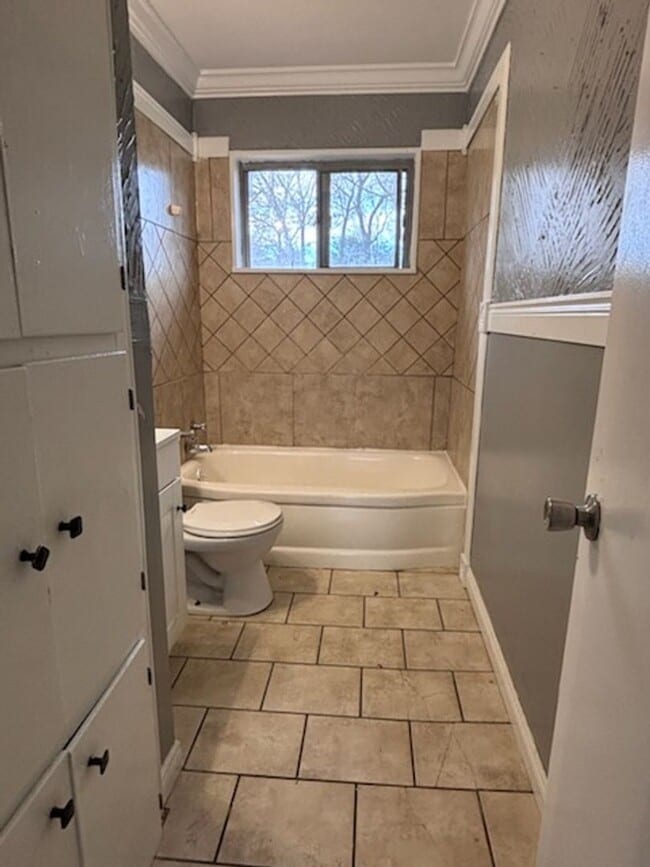 Building Photo - 1670 Kentwood Dr