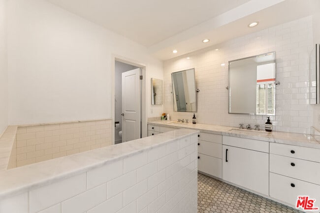 Building Photo - 4608 Glencoe Ave