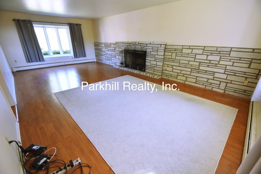 Building Photo - 122 E Plainfield Ave