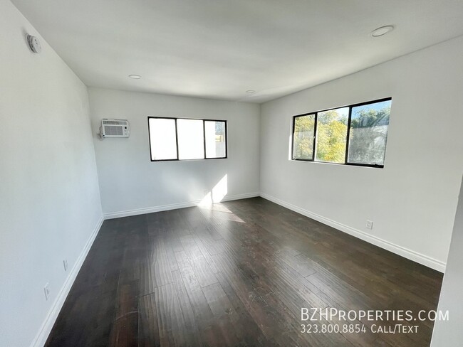 Building Photo - Newly Renovated Modern 2 Bedroom 2 Bathroo...