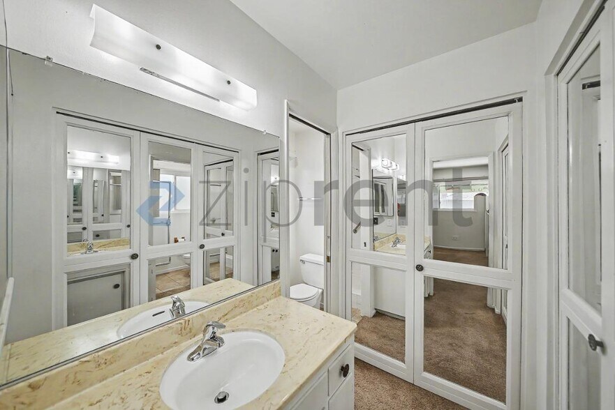 Building Photo - Unit