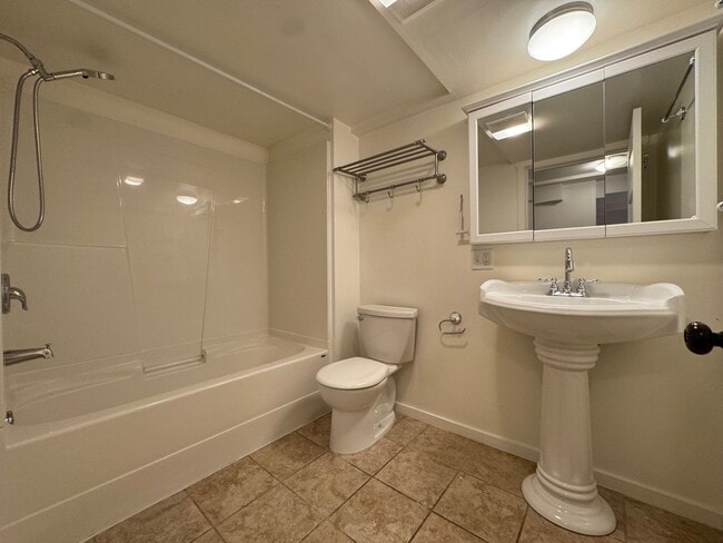 Building Photo - Warm & cozy 5 bed 2.5 bath home in the hea...