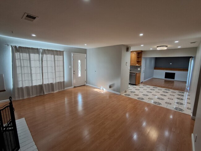 Building Photo - 2211 Bowers Ave
