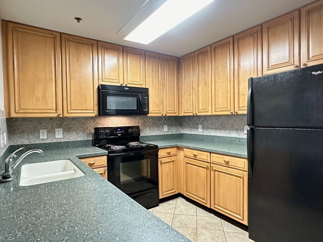 Building Photo - Gated community!  Amenities Galore! Close ...
