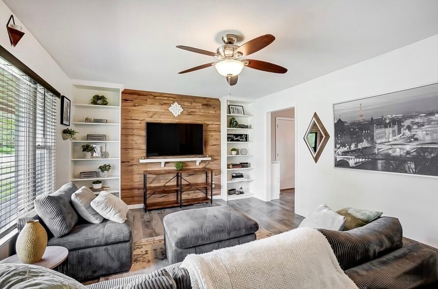 Living room - 410 Evergreen Dr