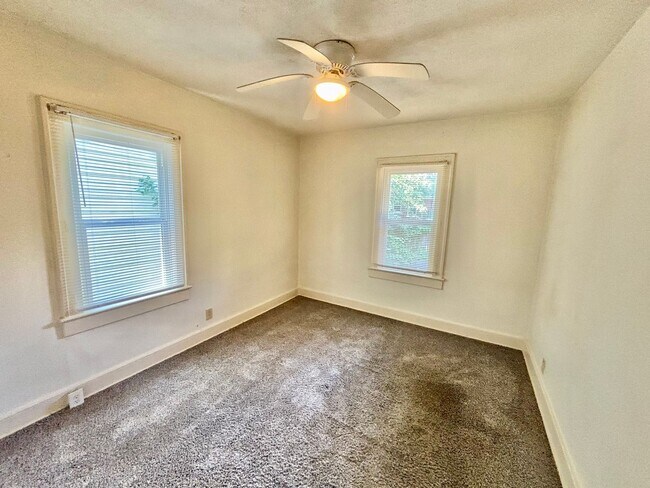 Building Photo - 3 Bed 1 Bath house in Shawnee - Central Air, Large Yard, Pets OKAY!