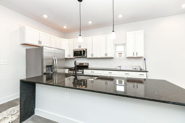 Building Photo - 942 W 27th St