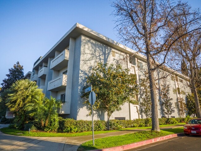Building Photo - Modern 1-Bedroom Apartment in Prime Sherman Oaks
